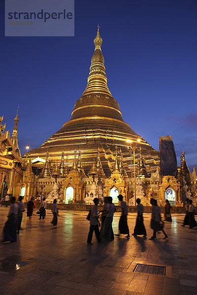 Shwedagon Pagode bei Nacht  Rangun  Myanmar