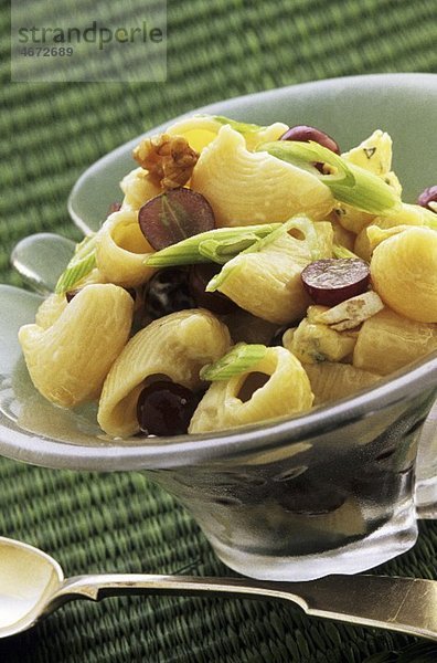 Nudelsalat mit Trauben und Frühlingszwiebeln