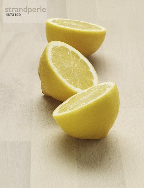 Drei Zitronenhälften