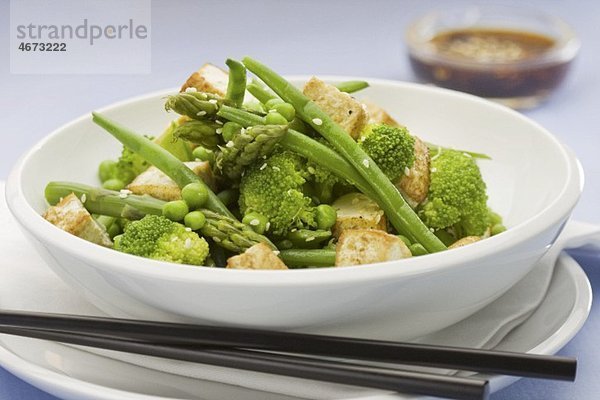 Gemüsesalat mit gegrilltem Tofu