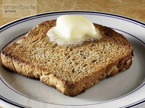 Toastscheibe mit schmelzendem Butterstück