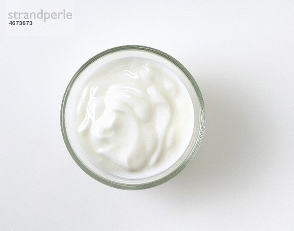 Naturjoghurt in Glasschale von oben