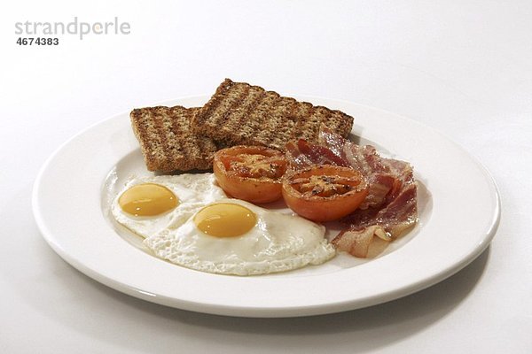 Englisches Frühstück (Spiegelei  Bacon  Vollkorntoast  Tomaten)