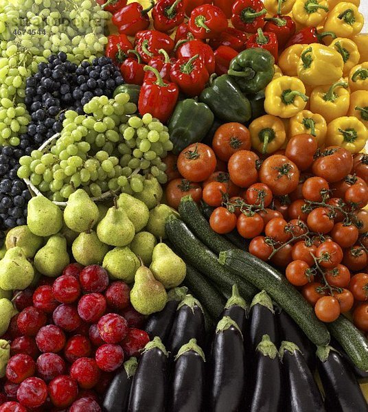 Verschiedene Gemüse- und Obstsorten (bildfüllend)