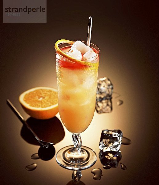 Lychee-Cocktail mit Rum  Likör  Orangen- und Grapefruitsaft