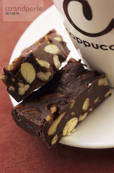 Schokoladen-Nuss-Schnitten zum Kaffee