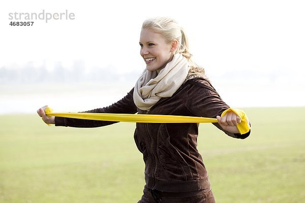 Junge Frau beim Workout