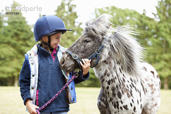 Junges Mädchen mit ihrem Pony