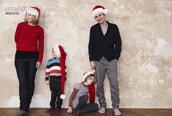 Familie mit Weihnachtsmützen