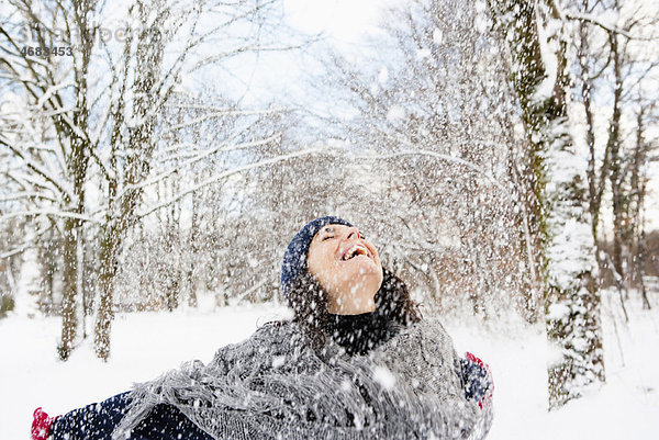 Frau genießt den Schnee