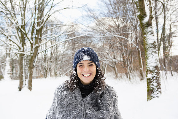 Frau beim Spaziergang im verschneiten Wald