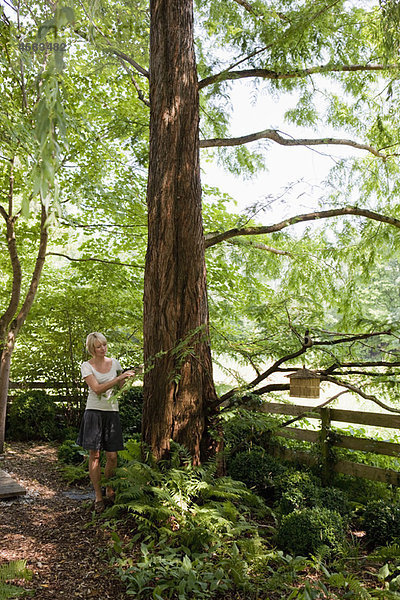 Junge Frau im Garten