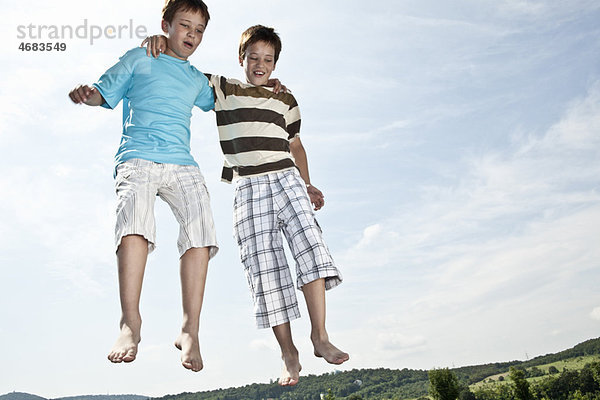 Zwei Jungen springen auf Trampolin