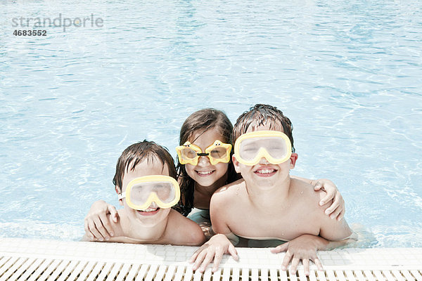 Kinder im Schwimmbad mit Schwimmbrille