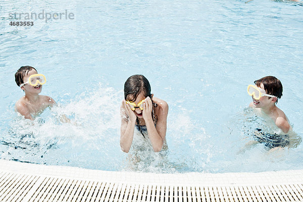 Junge - Person planschen Schwimmbad Mädchen
