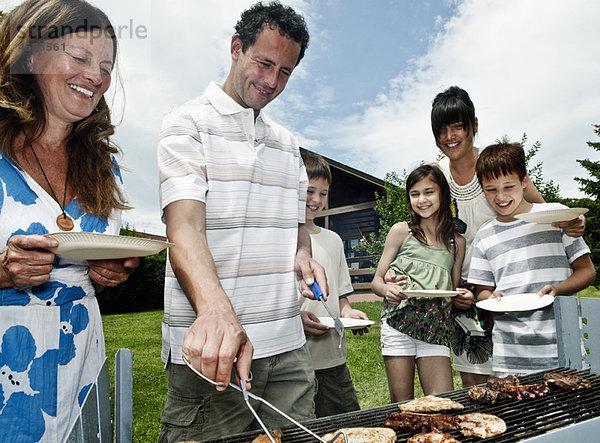 Familienschlange zum Grillen