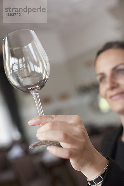 Frau reinigt Weinglas