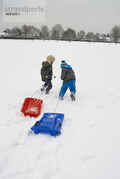 Junge - Person  rennen  Schlitten  Schnee