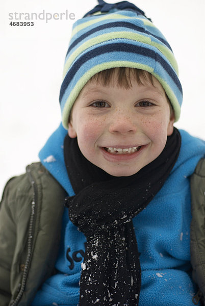 Portrait des Jungen im Schnee