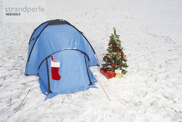 Weihnachtsbaum und Zelt im Schnee