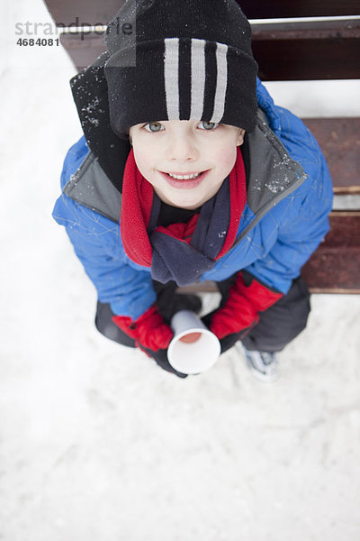 Lächelnder Junge an einem kalten Wintertag