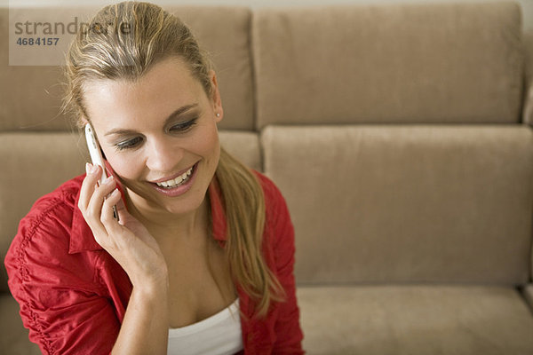 Junge Frau spricht auf dem Smartphone