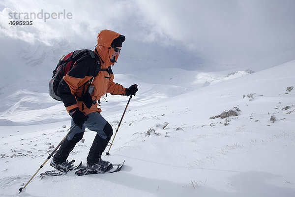 Schneeschuhgeher im Aufstieg zur Neunerspitze  Dolomiten  Südtirol  Italien  Europa