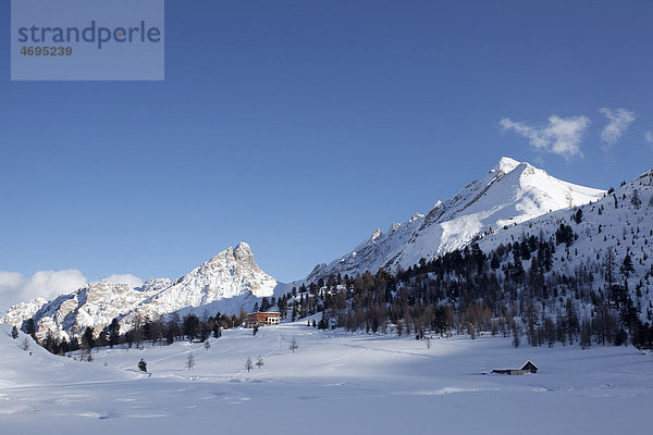 Fanesalm mit Faneshütte im Winter  Dolomiten  Südtirol  Italien  Europa