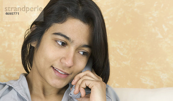 Eine junge Frau spricht am Telefon