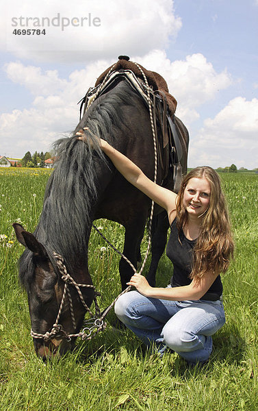 Junge Frau mit ihrem Pferd  Bayern  Deutschland  Europa