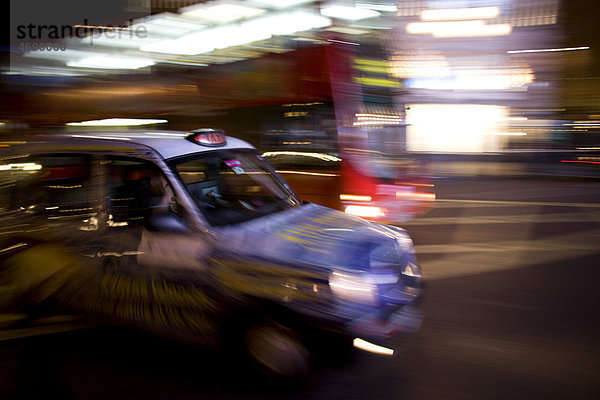 Londoner Taxi bei Nacht  London  England  Großbritannien  Europa