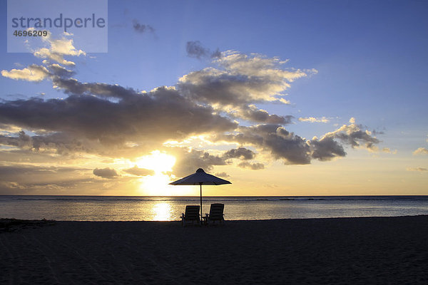 Sonnenuntergang am öffentlichen Strand von Flic en Flac an der Westküste von Mauritius  Afrika