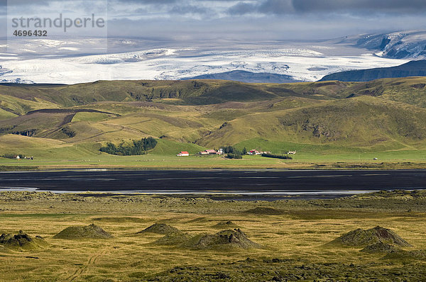 Landschaft im Südwesten von Island  hinten der Vatnajökull  Island  Skandinavien  Europa
