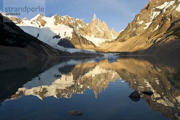 Berg Cerro Torre spiegelt sich in einem Gletschersee am Morgen  Parque Nacional Los Glaciares Nationalpark  Patagonien  Argentinien  Südamerika