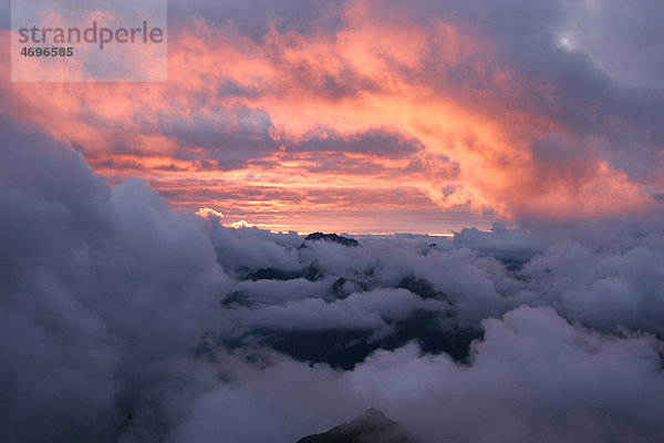 Berge in Wolken bei Sonnenuntergang  Arlberg  Vorarlberg  Österreich  Europa