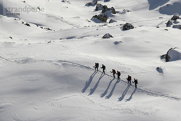 Winterlandschaft mit Bergsteigern  Lechquellengebirge  Vorarlberg  Österreich  Europa