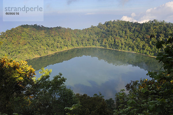 Heiliger See der Maya  Lagune Chicabal  Guatemala  Zentralamerika