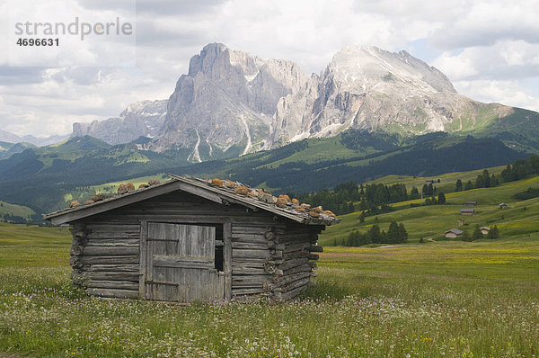 Almhütte vor Plattkofel und Langkofel  Seiser Alm  Südtirol  Italien  Europa