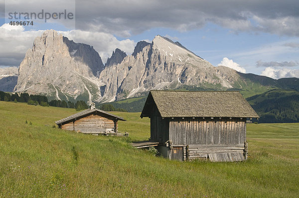 Almhütten vor Plattkofel und Langkofel  Seiser Alm  Dolomiten  Südtirol  Italien  Europa