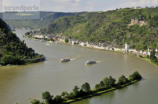 Ausflugsdampfer auf dem Rhein bei St. Goarshausen  Rheinland-Pfalz  Deutschland  Europa