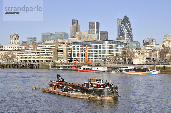 Stadtandsicht mit The Gherkin  der Gurke  im Vordergrund die Themse  London England  Vereinigtes Königreich  Europa