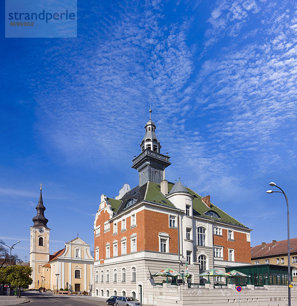 Rathaus  Masaryk-Platz Nr. 53-1  und die Kirche von St. Laurenz  Kulturerbe  HodonÌn  Südmähren  Tschechische Republik  Europa