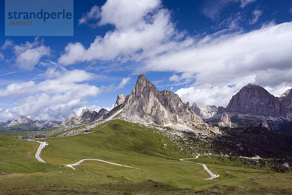 Giau-Pass und Ra Gusela  2595m  Cinque Torri  2361m und Tofana de Rozes  3225m  Dolomiten  Alto Adige  Südtirol  Alpen  Italien  Europa