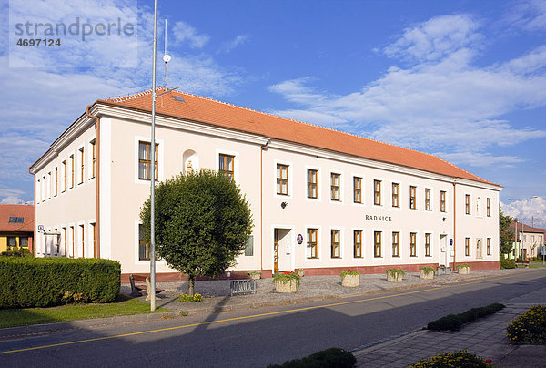 Rathaus in Rakvice  zu deutsch Rakwitz  Bezirk Breclav  zu deutsch Lundenburg  Südmähren  Tschechische Republik  Europa