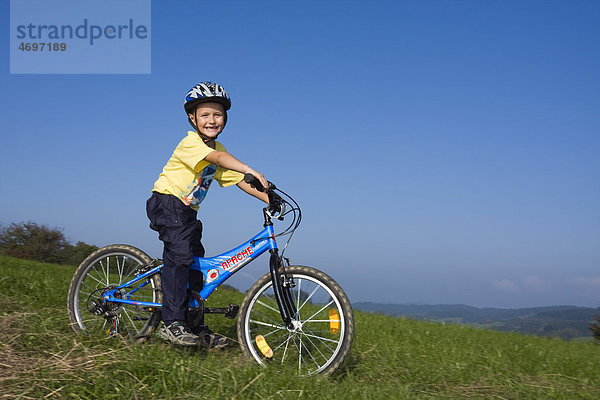 Junge  6 Jahre  auf einem Fahrrad