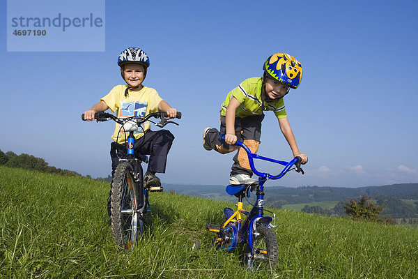 Zwei Jungen  6 und 4 Jahre  auf ihren Fahrrädern