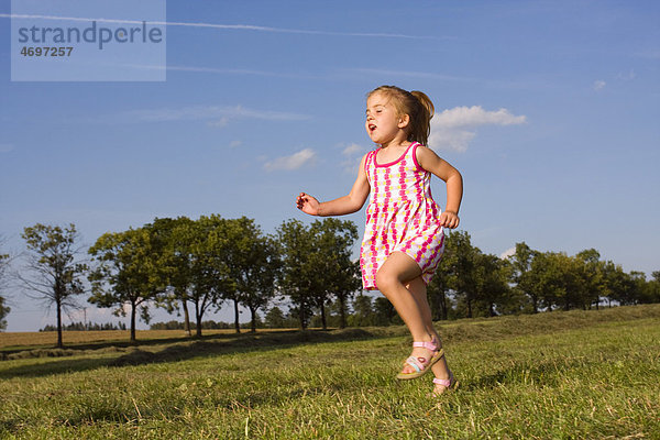 Kleines Mädchen  3 Jahre  rennend