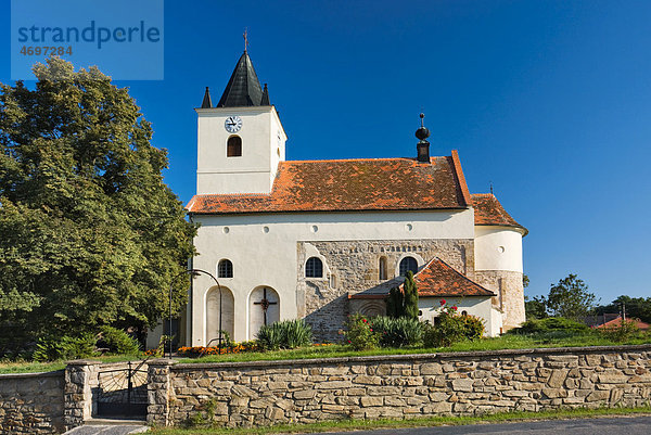 Kirche St. Peter und Paul  denkmalgeschützt  Mikulovice  Bezirk von Znojmo  zu deutsch Znaim  Südmähren  Tschechische Republik  Europa