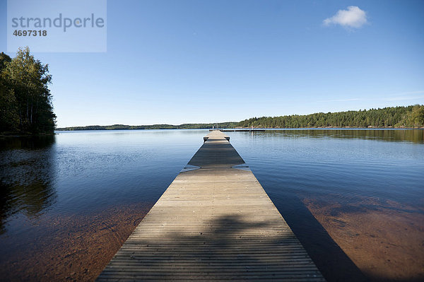 Hölzerner Steg führt in die Weite eine Sees  Schweden  Europa