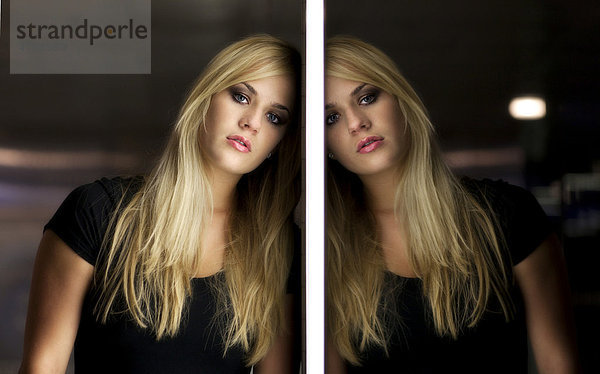 Junge Frau mit langen blonden Haaren  Portrait  Spiegelbild
